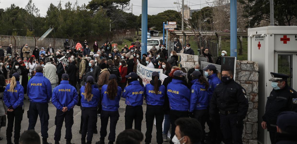 Αστυνομικές δυνάμεις περικυκλώνουν τη συγκέντρωση διαμαρτυρίας στο Παίδων Πεντέλης.