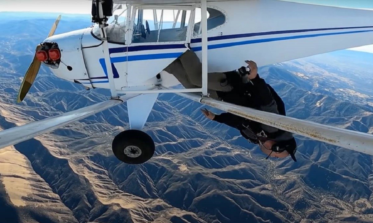 Ο YouTuber και σνόουμπόρντερ Τρέβορ Τζέικομπ σκηνοθέτησε ολόκληρη συντριβή αεροπλάνου για τα views, αλλά έγινε ρόμπα.