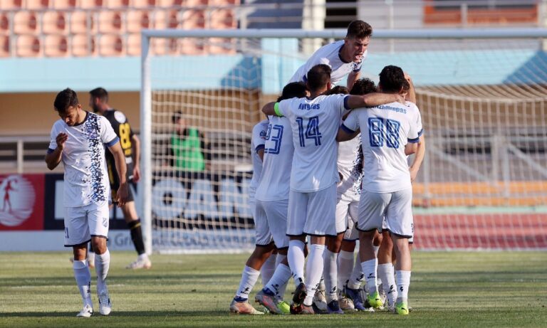 Super League 2 - 2ος όμιλος: Η Καλλιθέα κέρδισε 2-0 τον Εργοτέλη στο Παγκρήτιο και μείωσε στους πέντε τη διαφορά απο τον Λεβαδειακό που έχασε στην Καλαμάτα.