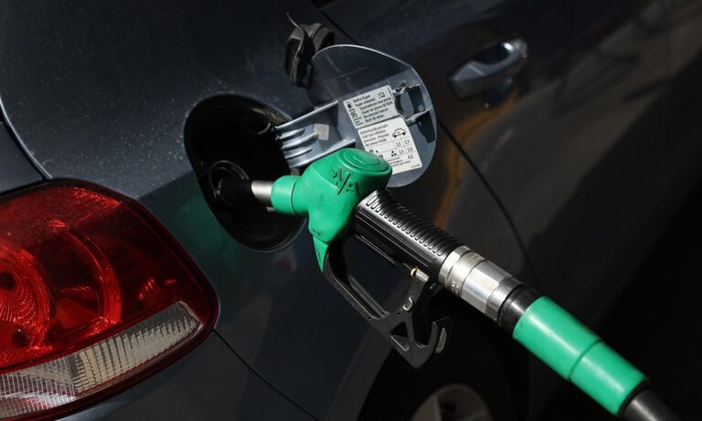 Έκπτωση στη βενζίνη: Σκέψεις για νέα μέτρα στήριξης για την τιμή των καυσίμων - Από τι θα εξαρτηθεί και ποιους θα αφορά.