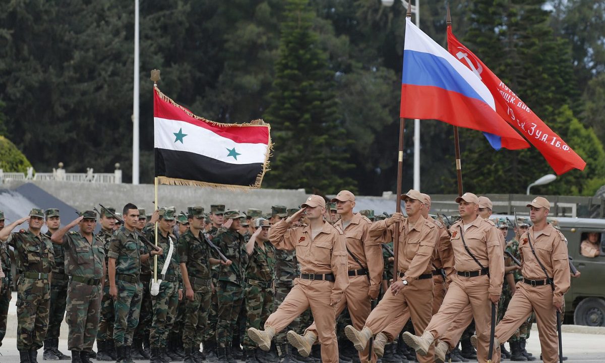 Η Ρωσία στέκεται απέναντι στις απειλές της Τουρκίας για νέα εισβολή στη Συρία, στέλνοντας ενισχύσεις.