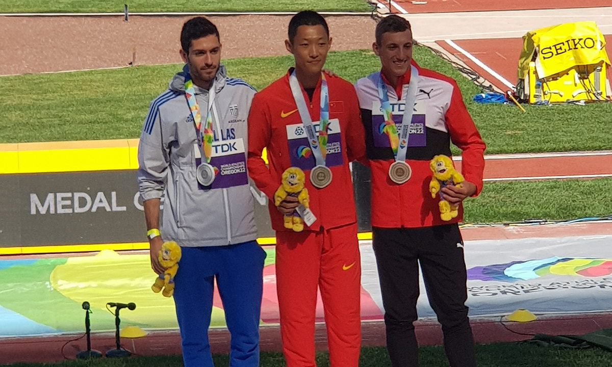 Ο σπουδαίος αθλητής μας, Μίλτος Τεντόγλου παρέλαβε το ασημένιο μετάλλιο στο μήκος, και το πρώτο μετάλλιο σε Παγκόσμιο Πρωτάθλημα ανοιχτού.