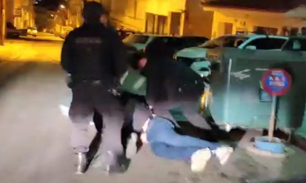 Σκηνές βίαιης έξωσης με ΟΠΚΕ στην Καστοριά - Πέταξαν κάτω και έβαλαν χειροπέδες σε ιδιοκτήτη ξενοδοχείου σαν να ήταν κακοποιός.