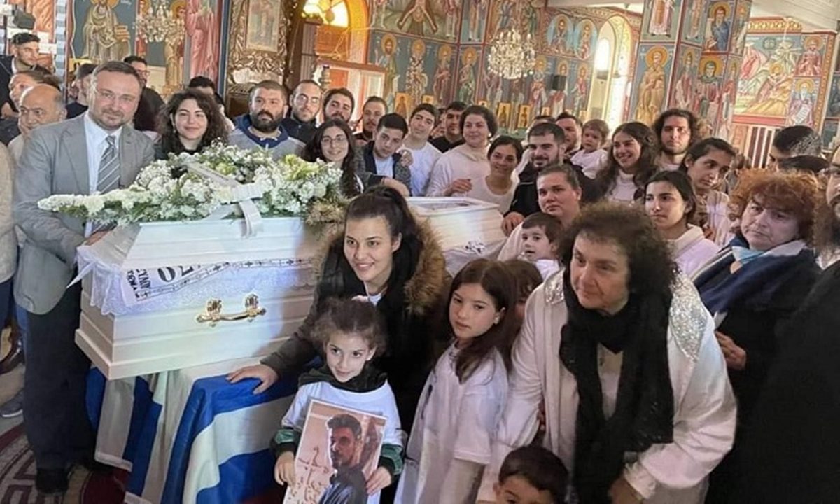 Η Αναστάσιμη εικόνα στην κηδεία του Κυπριανού που έχασε τη ζωή του στα Τέμπη, είναι μια δυνατή «σφαλιάρα» σε όσους μας καταπλάκωσε η σκιά του θανάτου.