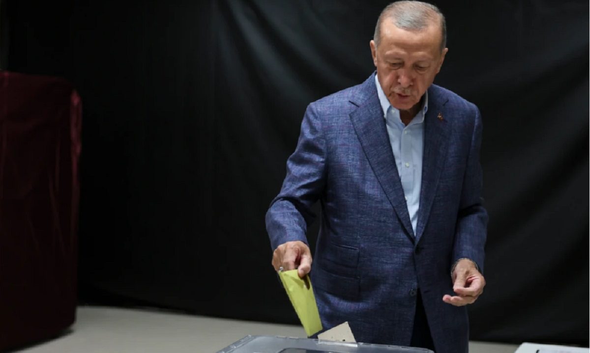 Ο Ρετζέπ Ταγίπ Ερντογάν μπαίνει με αέρα νικητή στον 2ο γύρο των εκλογών στην Τουρκία και η αντιπολίτευση συνασπίζεται με τον Κιλιτσντάρογλου.