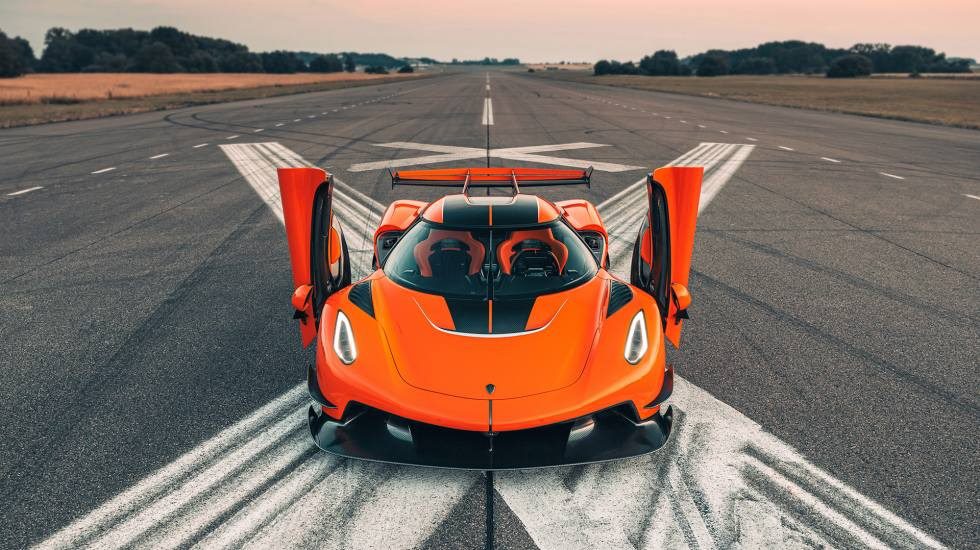 Koenigsegg-Jesko-Gordon-Murray-T.50-ta-akrivotera-autokinita-ston-kosmo