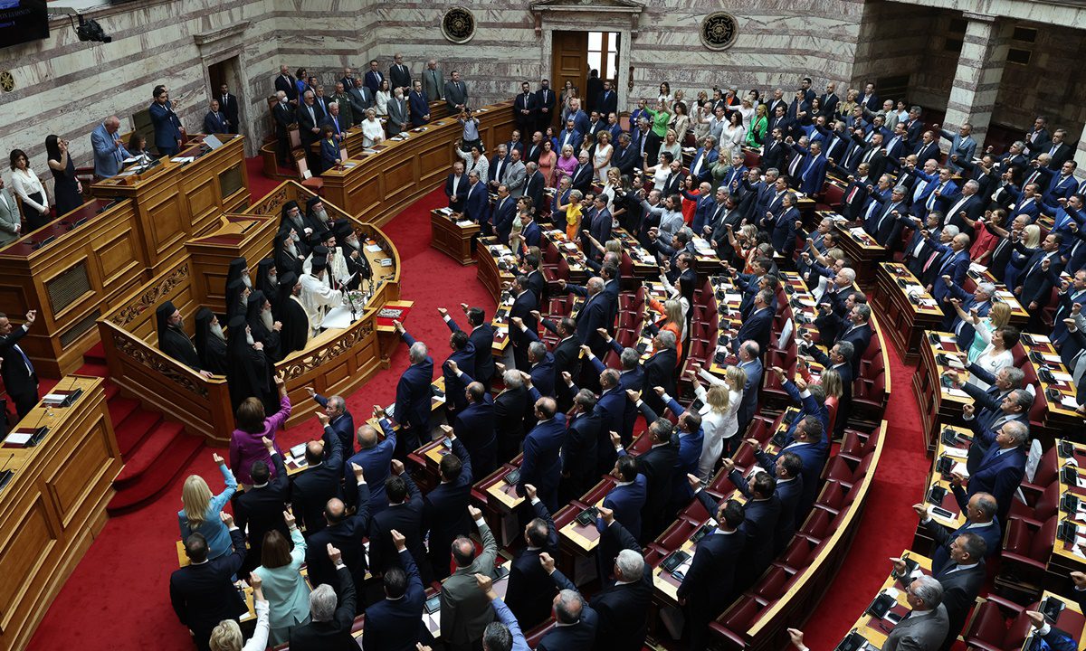 Η κυβέρνηση Μητσοτάκη φλερτάρει με τις απολυταρχικές πολιτικές Ερντογάν και επιχειρεί να διώξει από το κοινοβούλιο κάθε μη συστημική φωνή που τους εκθέτει.