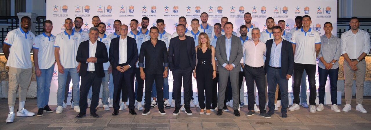 Η Εθνική Ομάδα Μπάσκετ με μέλη της διοίκησης του ΟΠΑΠ