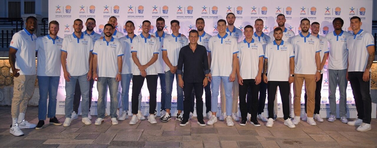Η Εθνική Ομάδα Μπάσκετ με τον προπονητή Δημήτρη Ιτούδη