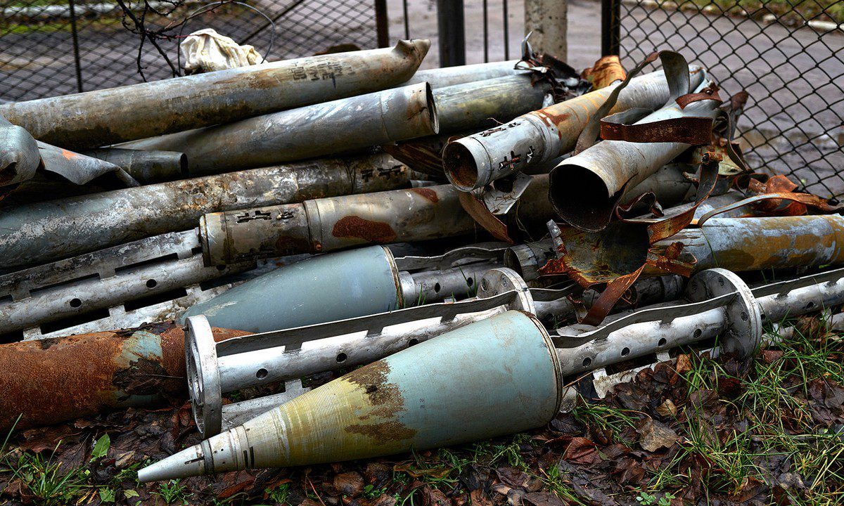 ΗΠΑ: Τι είναι τα αμφιλεγόμενα πυρομαχικά που στέλνουν στην Ουκρανία