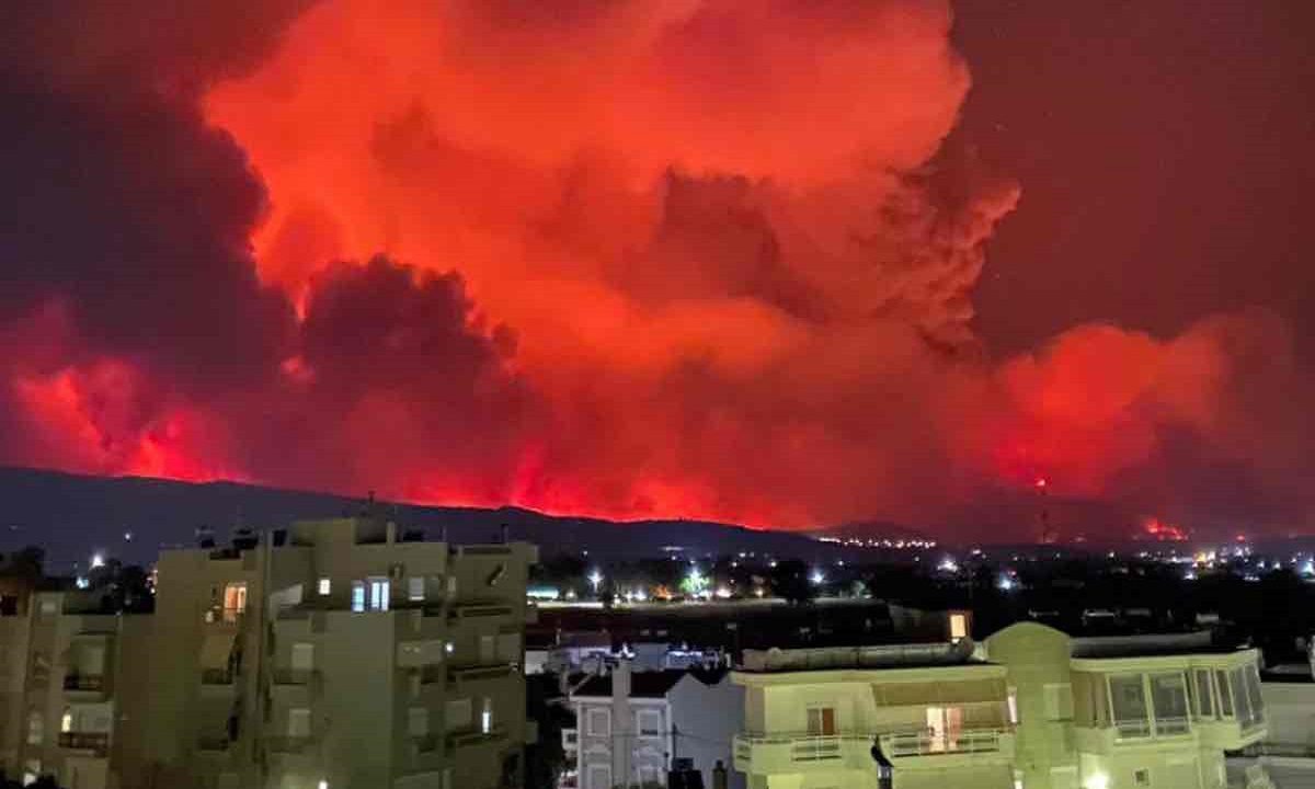 Εφιαλτικό βράδυ στην Αλεξανδρούπολη – Άρχισαν οι ρίψεις με εναέρια μέσα – Εκκενώθηκαν πάνω από 10 οικισμοί!