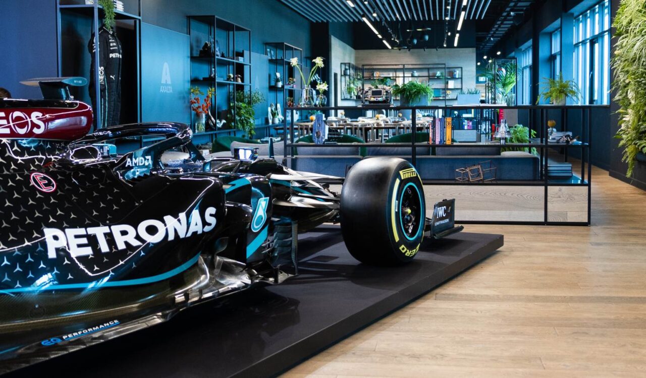 mercedes-factory-tour-lewis-hamilton-toto-wolf-mercedes-build-ergostasio-2023-titlos-f1-formula-one-antidrasi