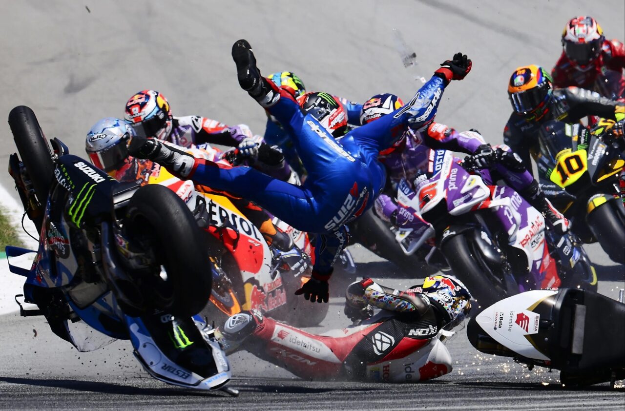 motogp-catalan-gp-2022-accident-atychima-ptosi-sigkrousi-crash-katalonia-varkeloni-2023