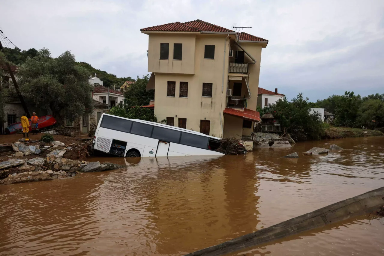 Θωρακίζουν τα ήδη κατεστραμμένα σπίτια τους όπως - όπως οι πλημμυροπαθείς τη Θεσσαλία - «Έχουμε μείνει μόνοι μας με την καταστροφή μας», λένε.