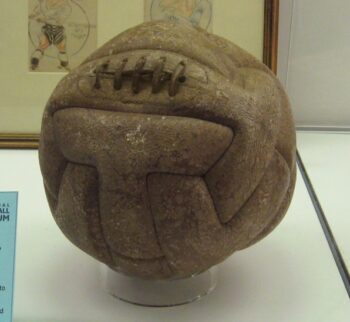 η μπάλα του παγκοσμίου πρωταθλήματος 1930 (Ουρουγουάη)