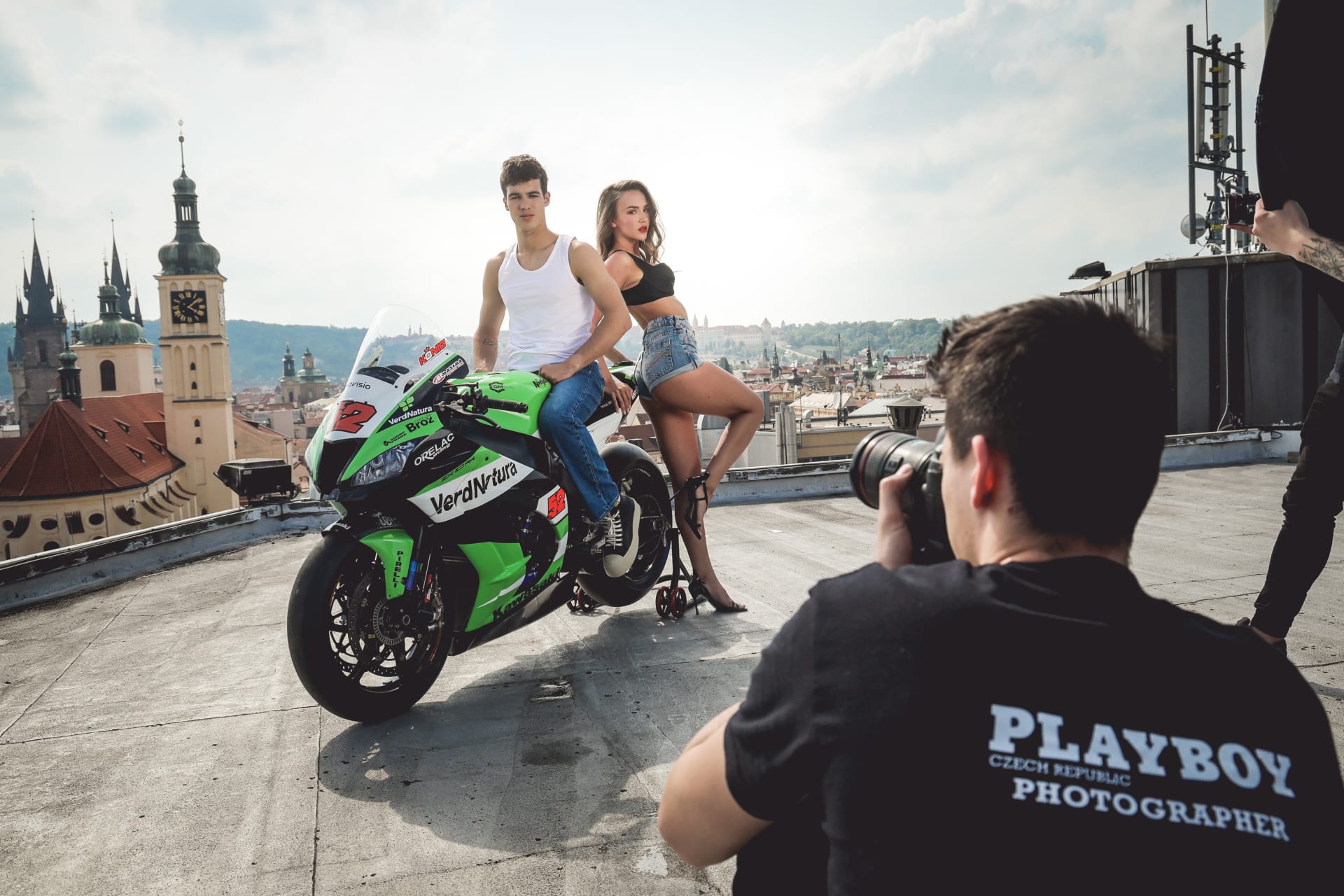 Η ομορφιά και ο superbiker… O γνωστός αθλητής SBK Oliver König  ποζάρει με τη σέξι Karolína Holcová στο Playboy