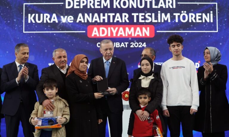 Τουρκία: Απόλυτος λαϊκισμός από τον Ερντογάν – Έδωσε ξανά χαρτζιλίκι σε παιδάκια!