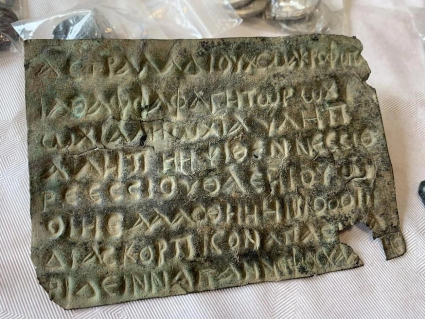 Βρήκαν κλεμμένα ελληνικά αρχαία στη Γαλλία και τα γυρίζουν στην... Τουρκία - Από πότε οι Τούρκοι έγραφαν ελληνικά;