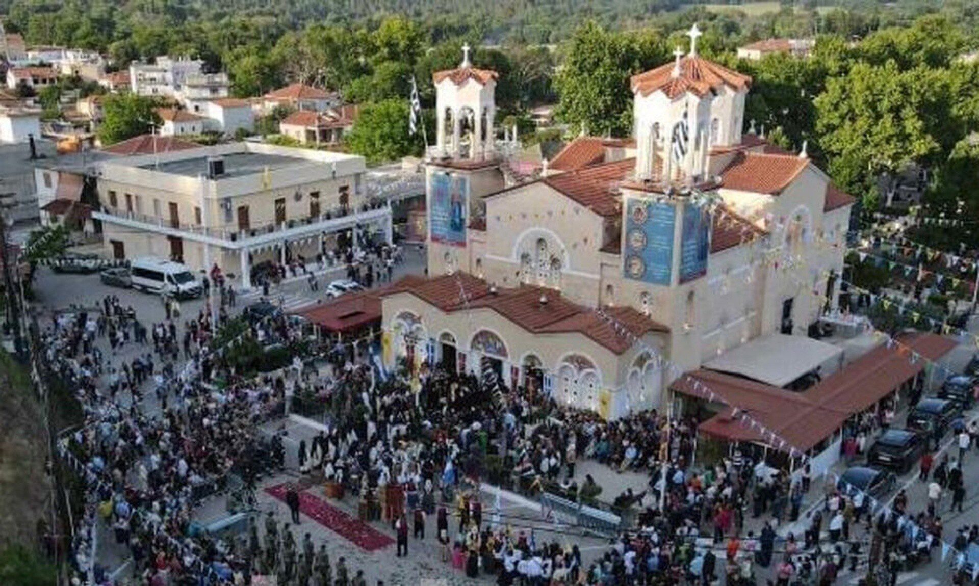 Συγκινητική η τεράστια αγάπη του λαού για τον άγιο Ιωάννη τον Ρώσσο – Γέμισε το Προκόπι Ευβοίας με χιλιάδες προσκυνητές από όλη την Ελλάδα