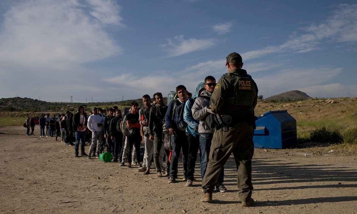 «Περίεργο» δημοσίευμα θέλει τις ΗΠΑ να στέλνουν μετανάστες σε Ελλάδα και Ιταλία!