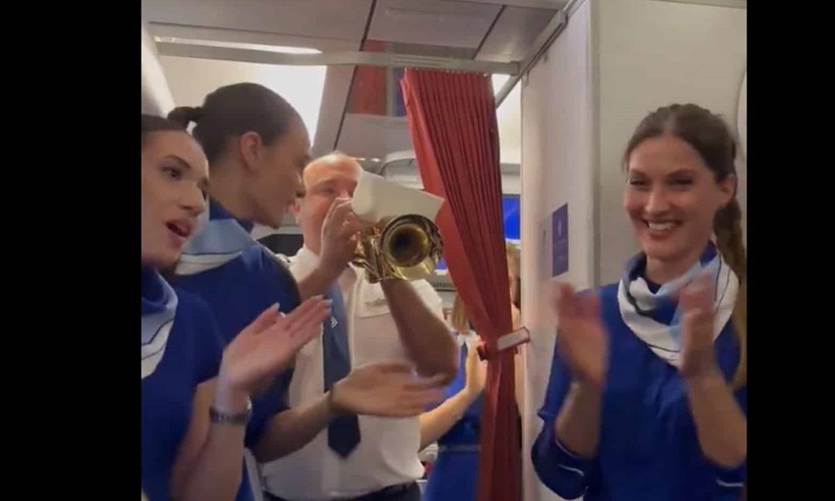 Ολυμπιακός: Τρελό πάρτι στήθηκε στην πτήση της επιστροφής της αποστολής του Ολυμπιακού από την Βαρκελώνη. Δείτε το απολαυστικό βίντεο