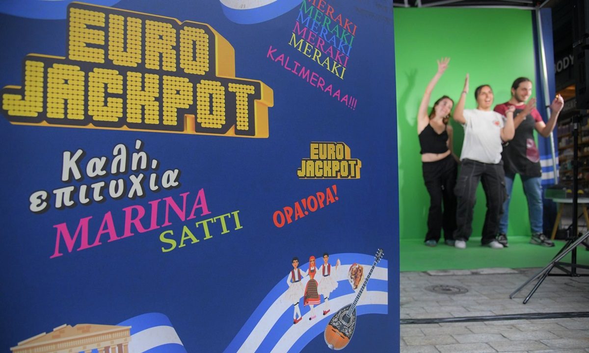 Οι Eurofans χορεύουν μαζί με την Μαρίνα Σάττι το «Zari» στο ειδικά διαμορφωμένο AR video booth στο κέντρο της Αθήνας