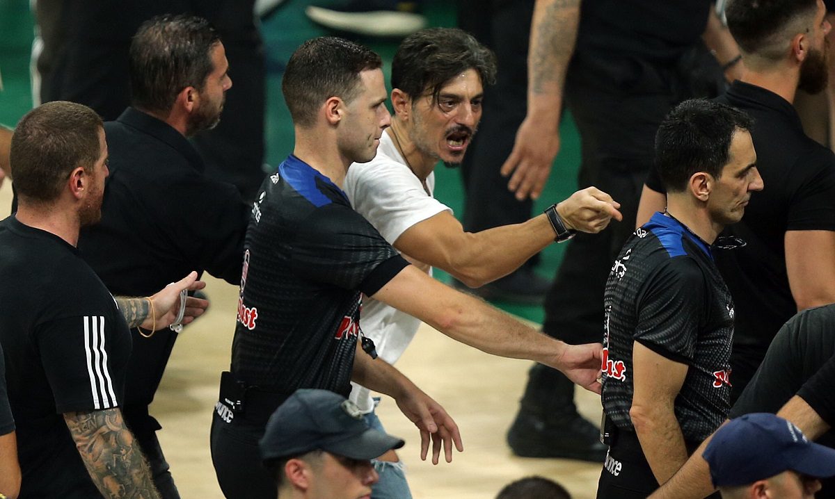 Ο Δημήτρης Γιαννακόπουλος επιτέθηκε στην ΕΟΚ και ΚΕΔ μετά τον 5ο τέλικο: «Πρέπει να παραιτηθούν, ντροπή όλα όσα είδαμε στους τελικούς»