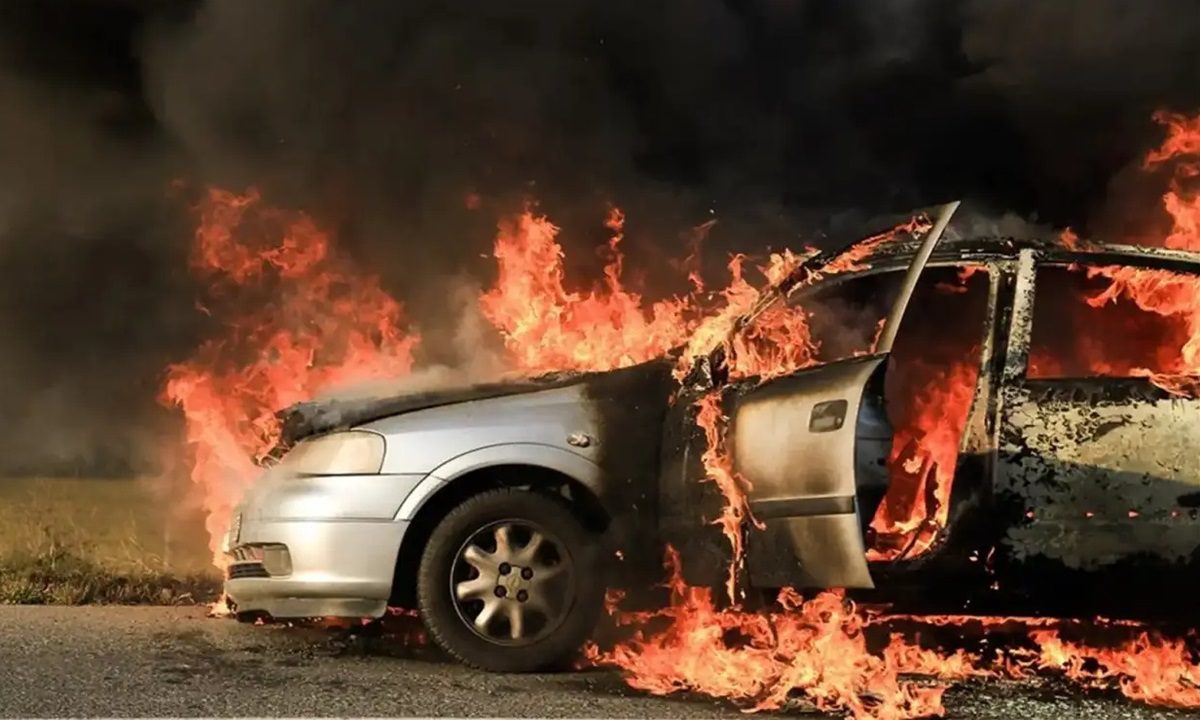ΙΧ: Παρανάλωμα του πυρός έγινε ένα αυτοκίνητο στην Εθνική Οδό στο ύψος της Βαρυμπόμπης την Κυριακή (23/6).