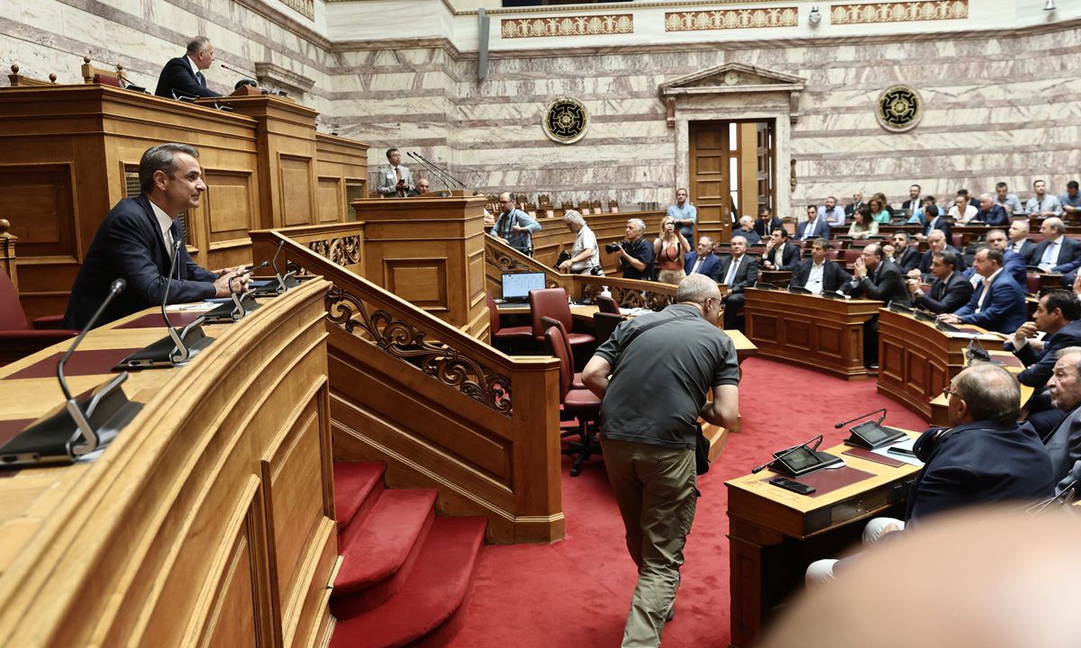 Πυρ ομαδόν από γαλάζιους βουλευτές για Μητσοτάκη – Σακελλαροπούλου – Οι κεντροαριστερές εμμονές του Κυριάκου φέρνουν τη διάλυση