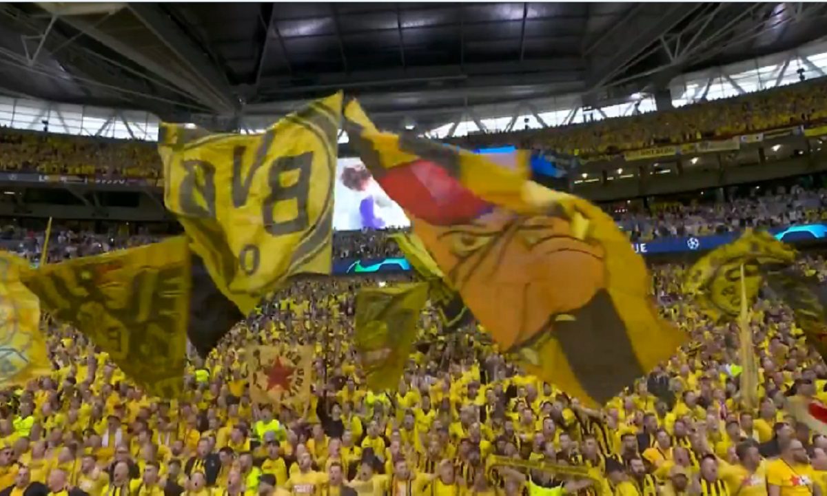Τελικός Champions League: Ο Άρης στο… Γουέμπλεϊ! – Οπαδοί της Ντόρτμουντ με σημαίες και πανό του «Θεού του πολέμου»