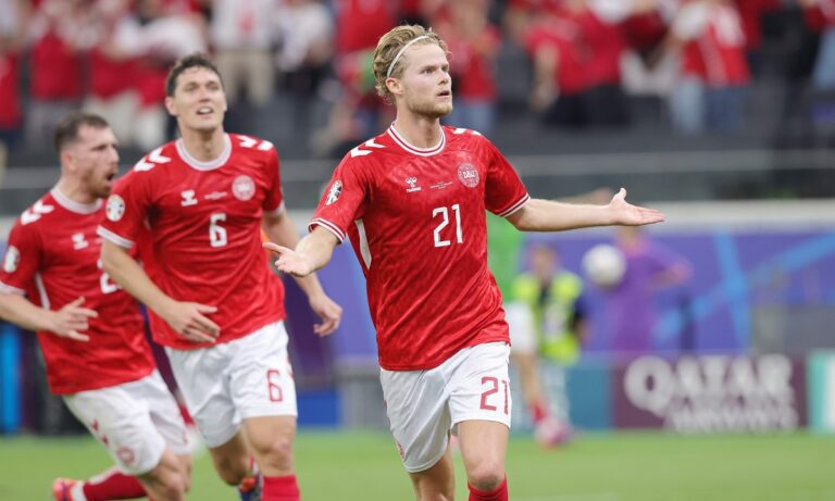 Η Δανία έμεινε στο 0-0 με τη Σερβία, κάτι που της αρκούσε για να προκριθεί 2η και απέκλεισε τη Σερβία που έμεινε τελευταία