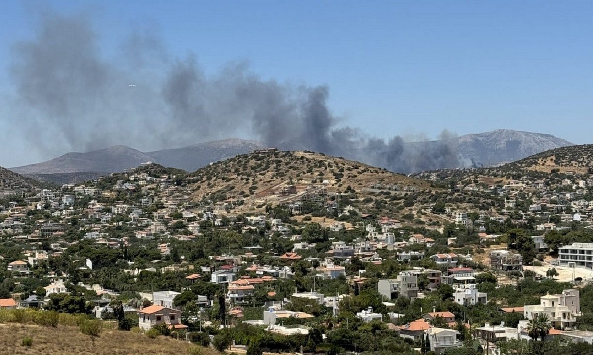 Φωτιά στη Βάρης - Κορωπίου: Τα πρώτα βίντεο και εικόνες