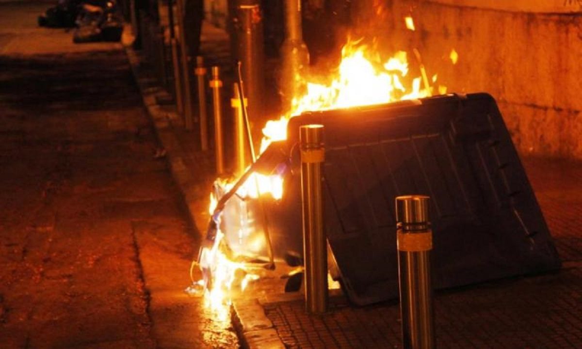 Φωτιές στο κέντρο της Αθήνας – Φωτιές σε κάδους σε Ομόνοια και Άγιο Παντελεήμονα