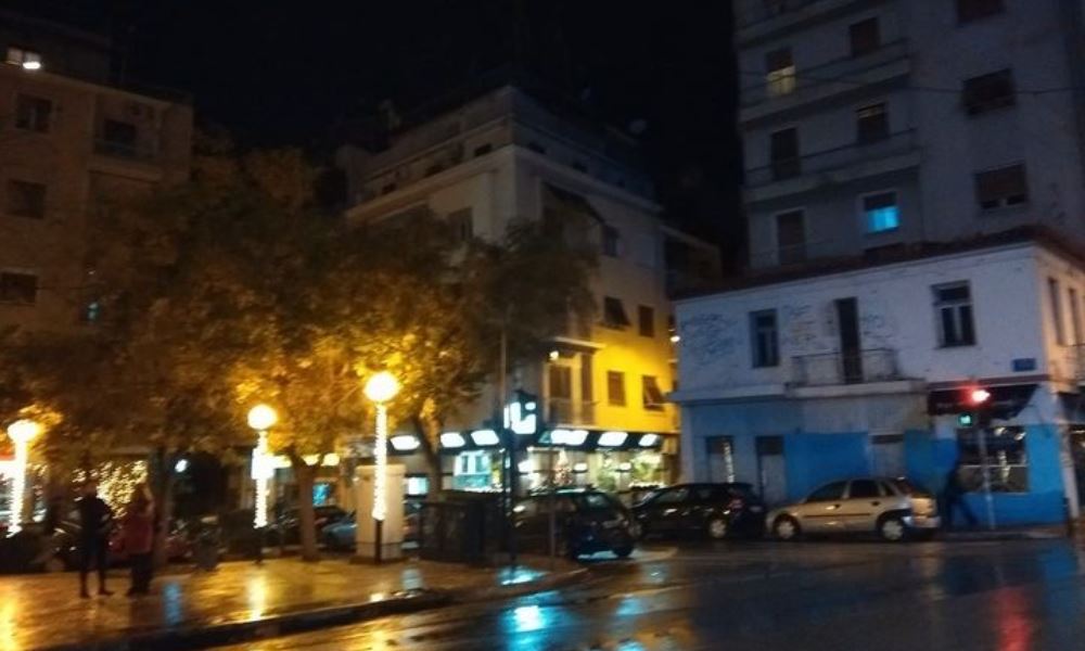 Πλατεία Κολιάτσου: Πέσιμο σε αλλοδαπό από 20 άτομα