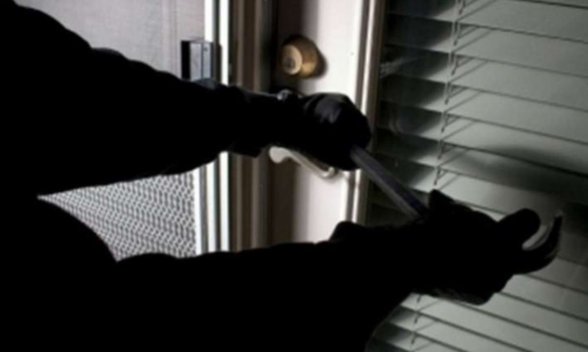 Νέα Σμύρνη: Απείλησε με όπλο γυναίκα μέσα στο σπίτι της και την λήστεψε
