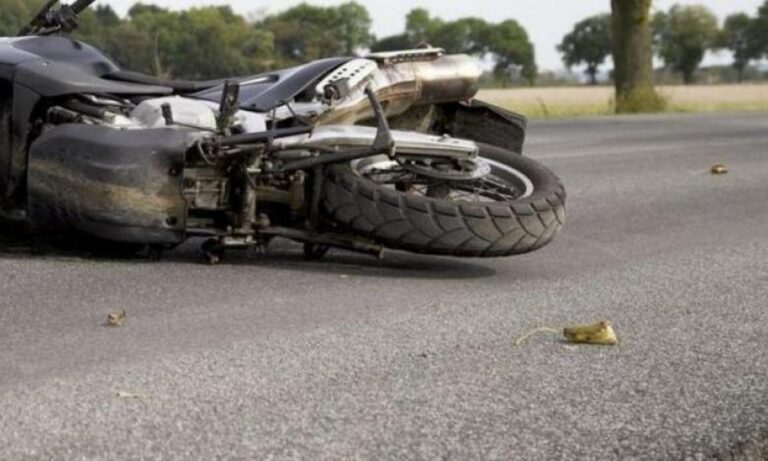 Ηλιούπολη: Σοβαρό τροχαίο με τραυματία μοτοσικλετιστή – Δεν φορούσε κράνος