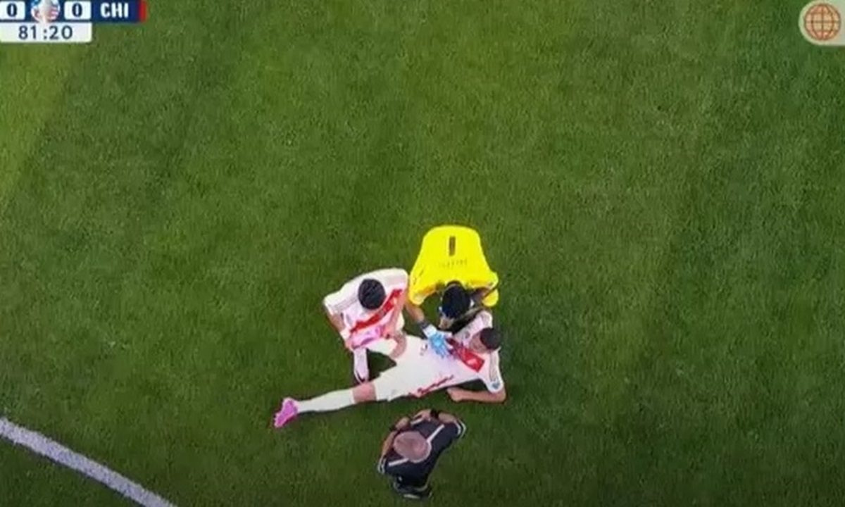 Με πρόβλημα τραυματισμού αποχώρησε ο Αλεξάντερ Κάλενς από το παιχνίδι του Περού με τη Χιλή για το Copa America