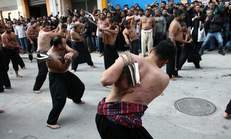 Μουσουλμάνοι γιόρτασαν στον Πειραιά το αιματηρό έθιμο της Ασούρα - Απάθεια από το κράτος για μια «γιορτή» που προωθεί τον αυτοτραυματισμό.