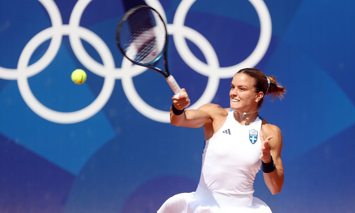 Η Μαρία Σάκκαρη έμεινε εκτός οκτάδας στους Ολυμπιακούς Αγώνες χάνοντας με 2-1 σετ από την Μάρτα Κόστγιουκ.