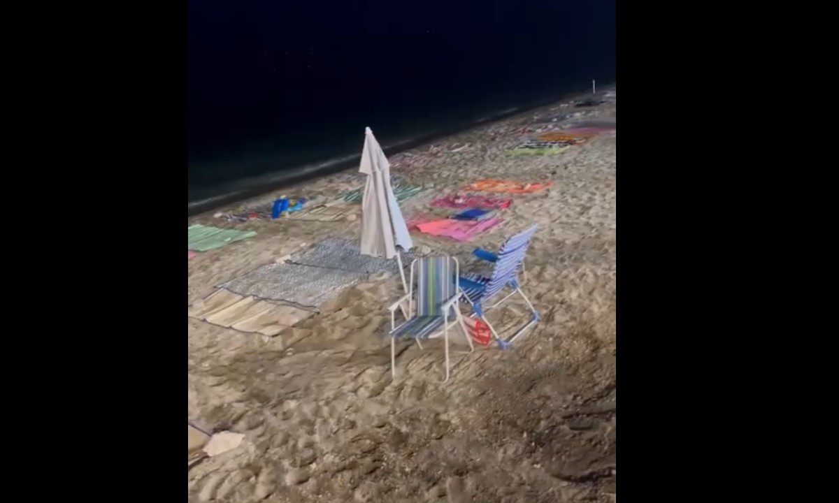 «Κατάληψη» από τουρίστες σε παραλία στη Χαλκιδική – Το βίντεο που έγινε Viral