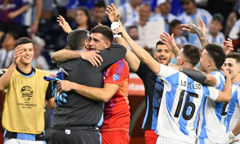 Η Αργεντινή τα... χρειάστηκε κόντρα στο Εκουαδόρ, ωστόσο με πρωταγωνιστή τον Εμιλιάνο Μαρτίνες, προκρίθηκε στο ημιτελικά του Copa America