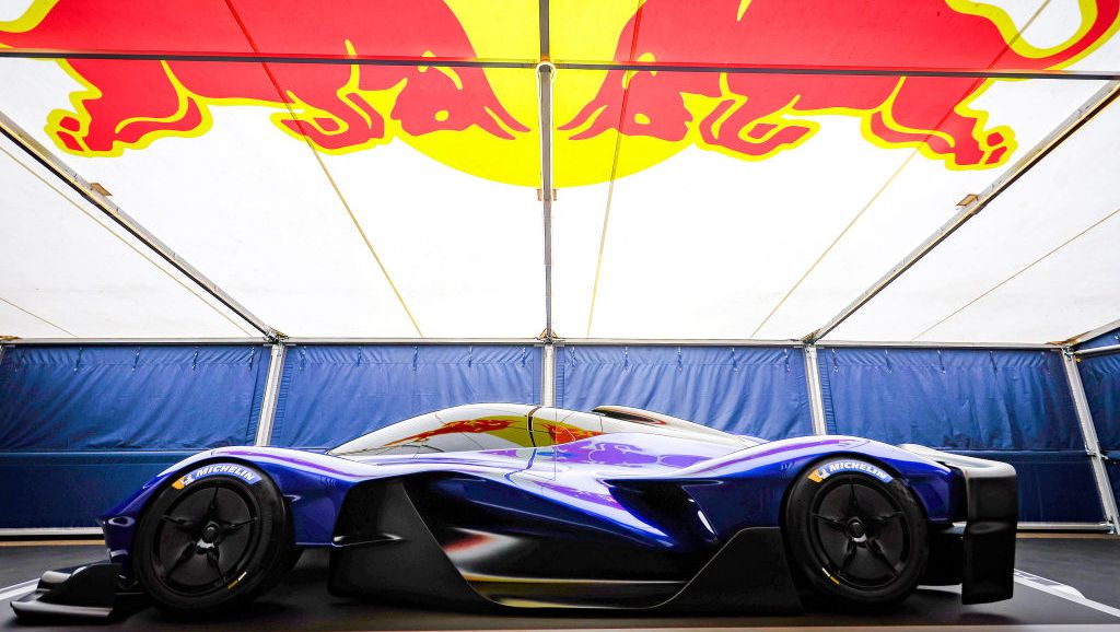 Το νέο υπεραυτοκίνητο RB17 της Red Bull καταβροχθίζει τα πάντα στο περασμά του