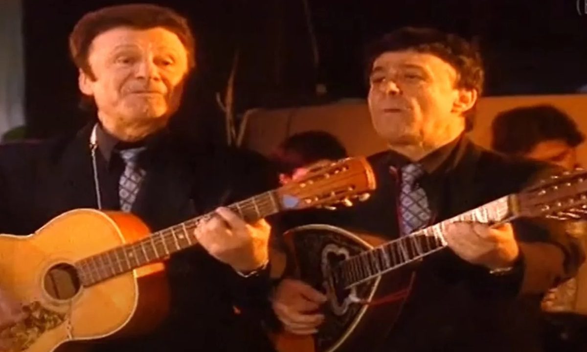 Ο τραγουδιστής Γιάννης Κατσάμπας, ένας από τα δύο μέλη του γνωστού δίδυμου «Κατσαμπάκια», έφυγε από τη ζωή σε ηλικία 83 ετών.