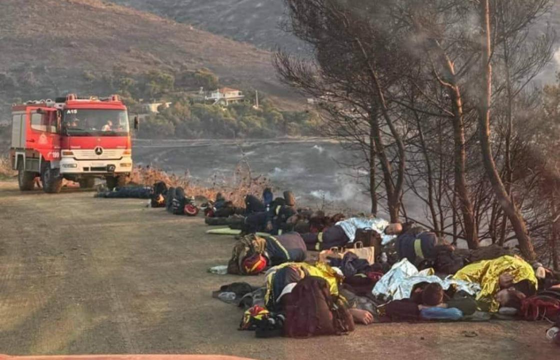 Οργή για την κρατική αχαριστία στους ήρωες - Δεκάδες πυροσβέστες κοιμούνται κατάκοποι σε έναν χωματόδρομο σε βουνό της Κερατέας!