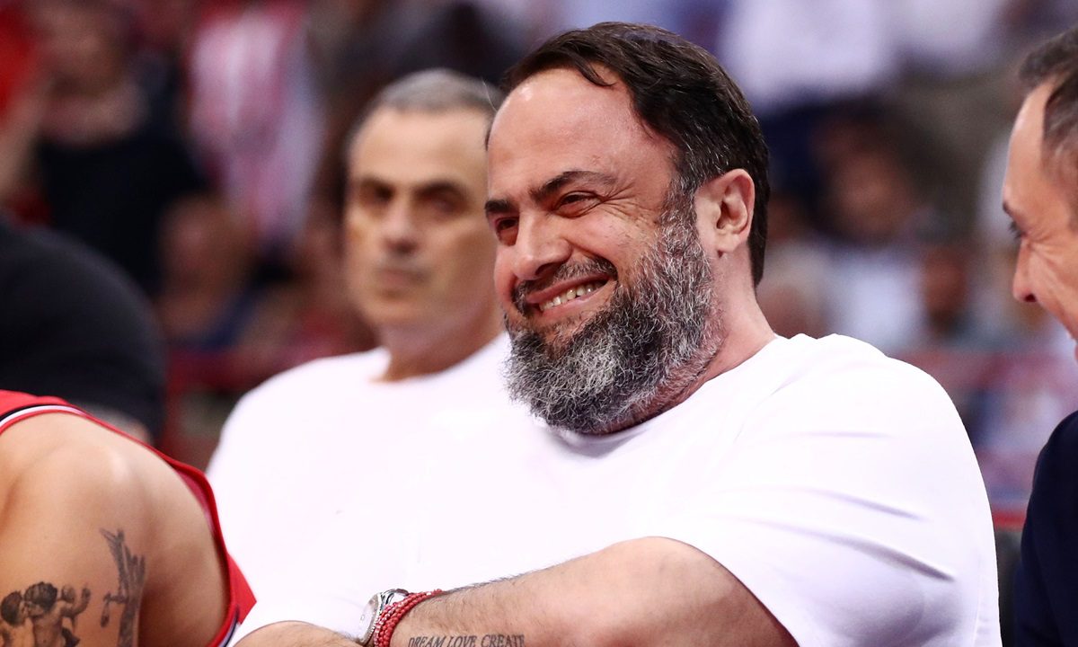 Την απόλυτη ανατροπή ετοιμάζει για τον επιθετικό της ομάδας τη νέα σεζόν ο Βαγγέλης Μαρινάκης. Στρώνει «χρυσάφι» στα πόδια του.