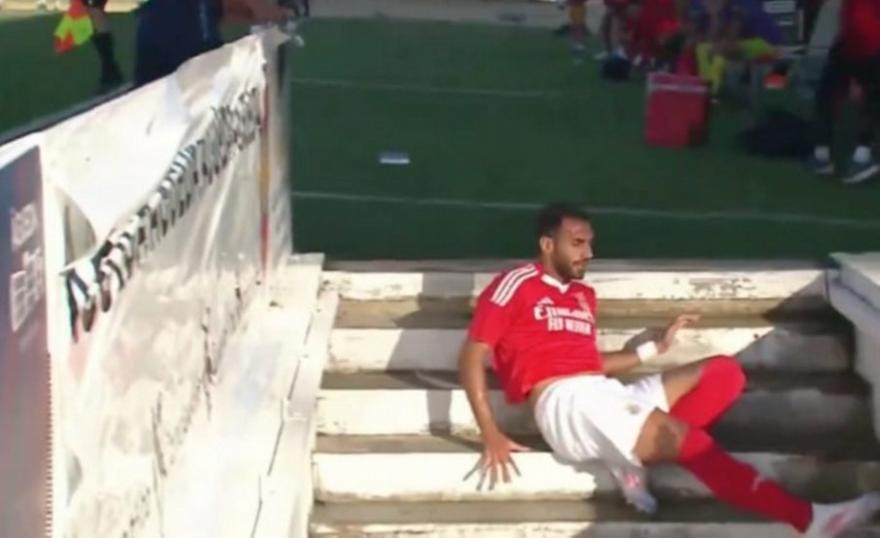 Ο Βαγγέλης Παυλίδης γλίτωσε από άσχημη πτώση σε σκαλιά κι έβαλε δύο γκολ σε 15 λεπτά, σε φιλικό προετοιμασίας της Μπενφίκα με τη Φαρένσε.