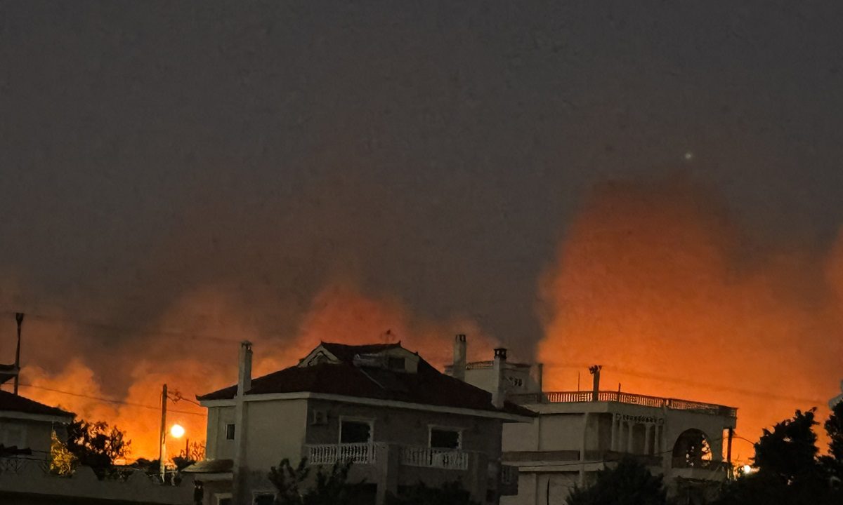 Σε πύρινο κλοιό βρίσκεται για άλλη μια φορά η χώρα, με την ύπαρξη ενεργών φωτιών σε διάφορα μέρη στην Αττική.