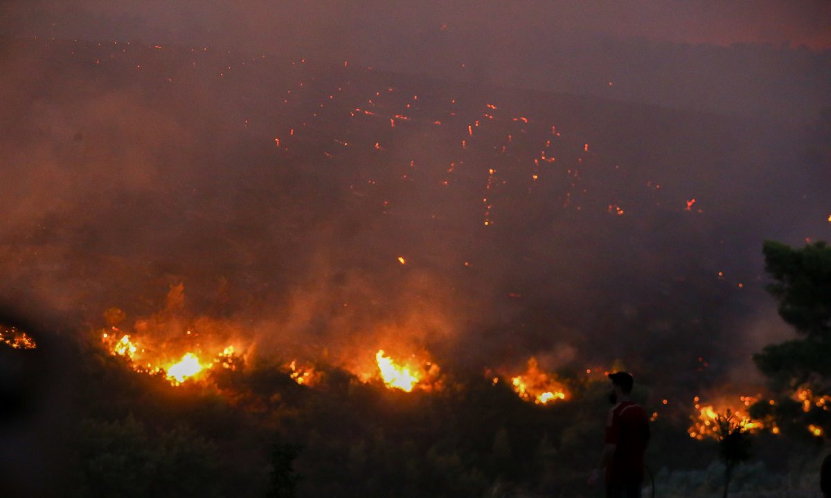 Πύρινος όλεθρος στην Αττική: 100 αναζωπυρώσεις στα πύρινα μέτωπα