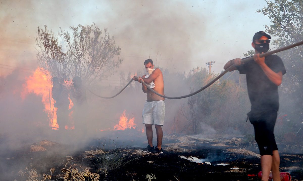 Φωτιά στην Αττική: Σοκ με την πρώτη ανθρώπινη απώλεια – Τεράστια μάχη με τις αναζωπυρώσεις – Διάσπαρτες εστίες σε Βαρνάβα, Νέα Μάκρη και Πεντέλη! (vids)