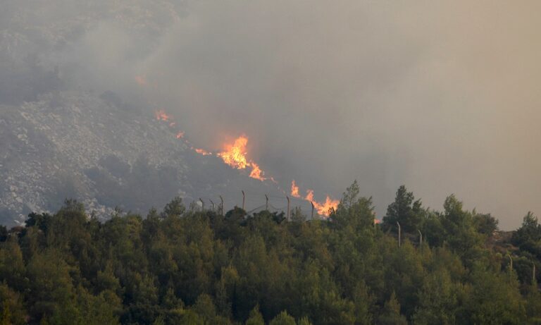 Φωτιά στην Αττική: Αγγίζει τα 30χλμ το πύρινο μέτωπο – Τεράστια η δύναμη της Πυροσβεστικής με πάνω από 560 πυροσβέστες!